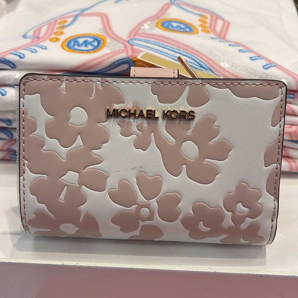 Michael Kors Jet Set Medium Floral Print Bi-Fold Wallet 
POWDER BLUSH
NWT - Picture 14 of 16